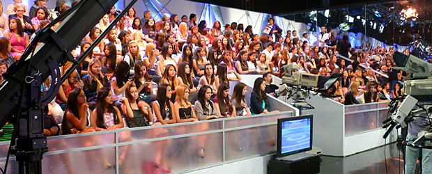 Bastidores: Passamos um dia com as caravanas que visitam o Programa Raul Gil
